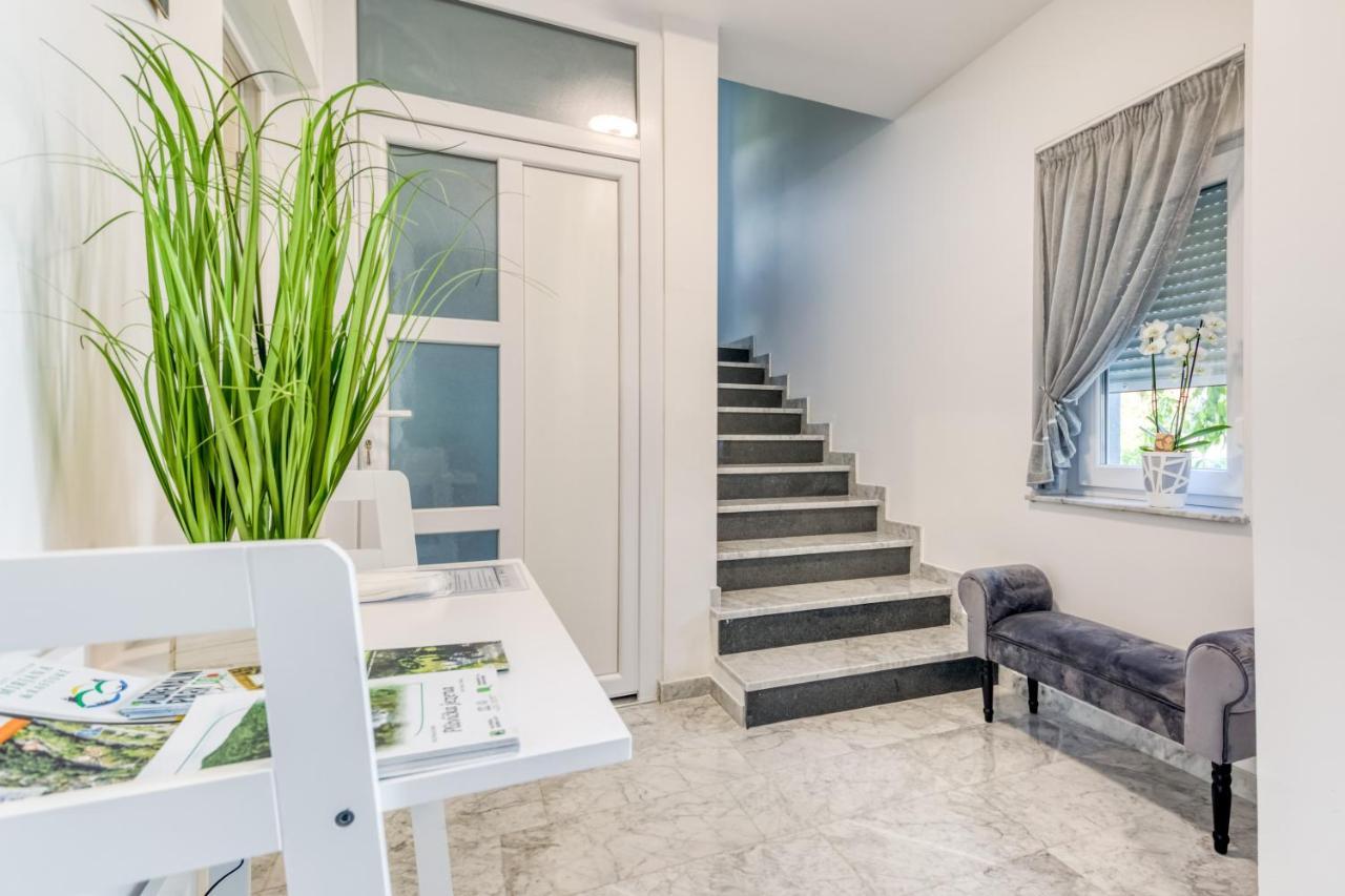 Apartmani Leptir Rakovica Buitenkant foto