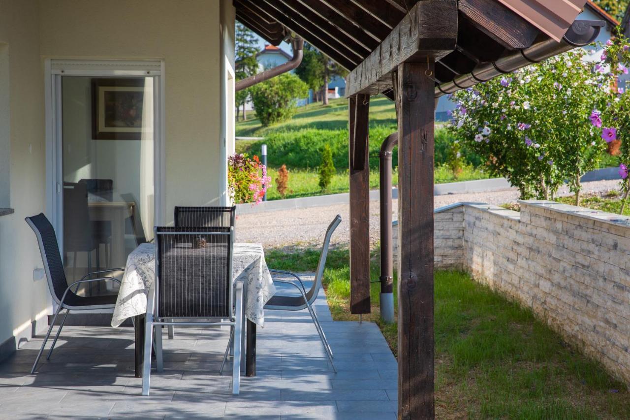 Apartmani Leptir Rakovica Buitenkant foto