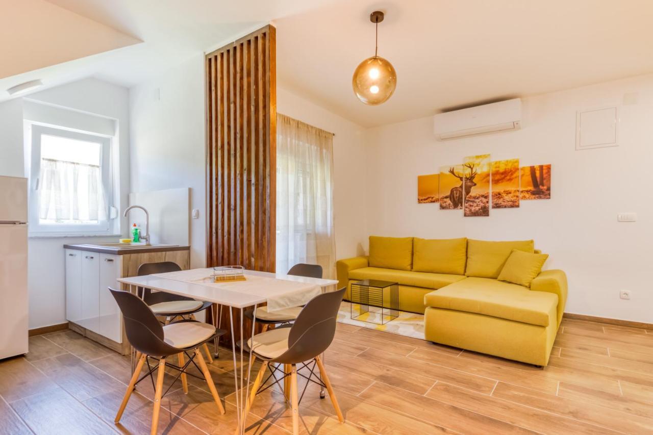 Apartmani Leptir Rakovica Buitenkant foto