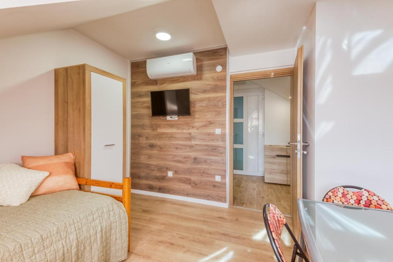 Apartmani Leptir Rakovica Buitenkant foto
