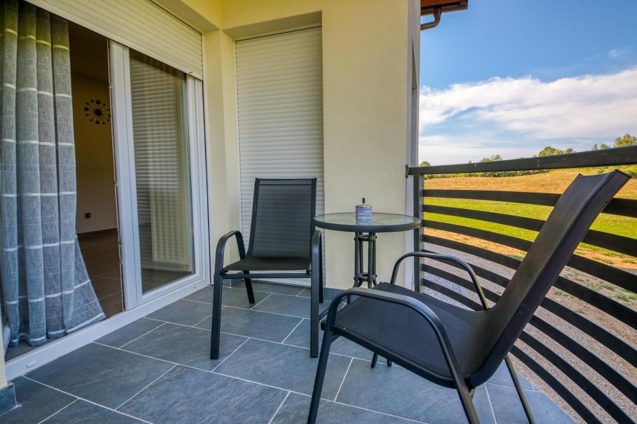 Apartmani Leptir Rakovica Buitenkant foto