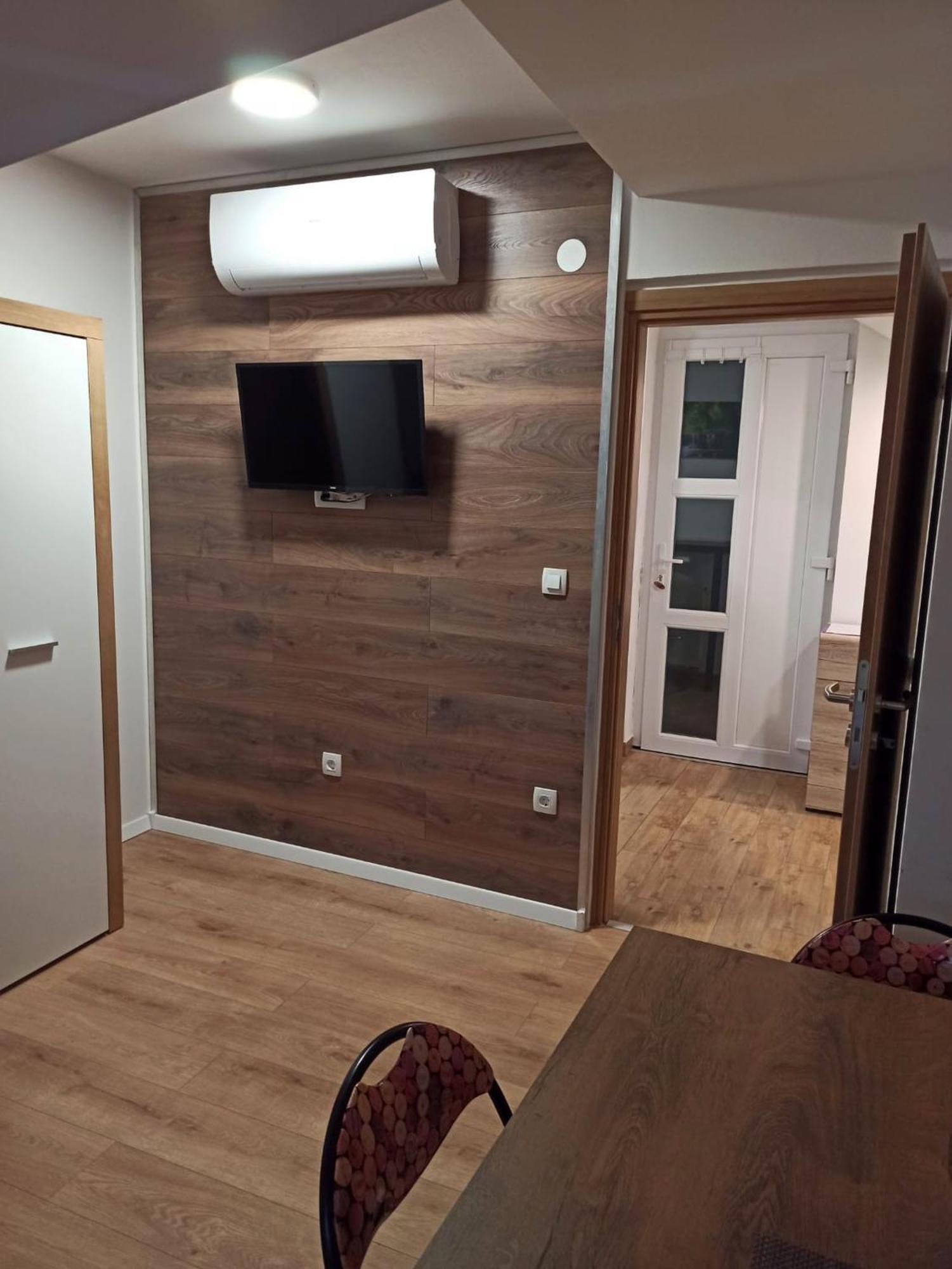 Apartmani Leptir Rakovica Buitenkant foto