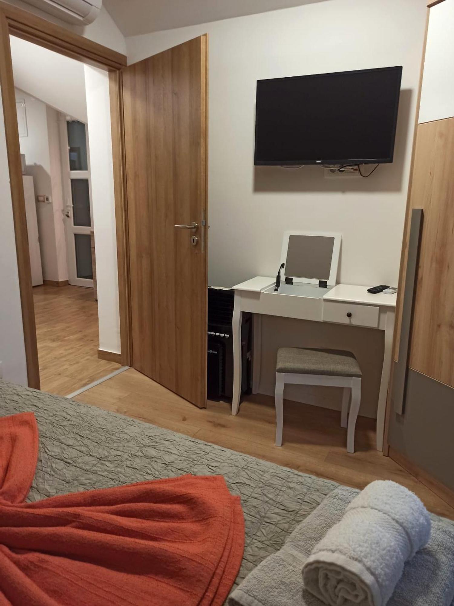 Apartmani Leptir Rakovica Buitenkant foto